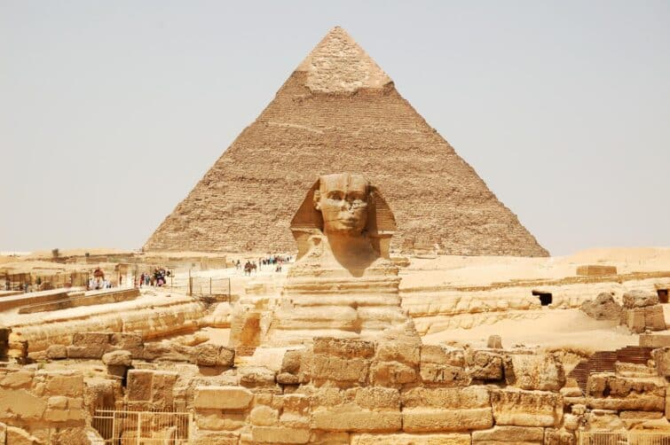 Le spinx devant la Pyramide de Khéops à Gizeh