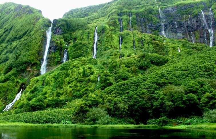 Les magnifiques cascades du lac de Ribeira do Ferreiro aux Açores