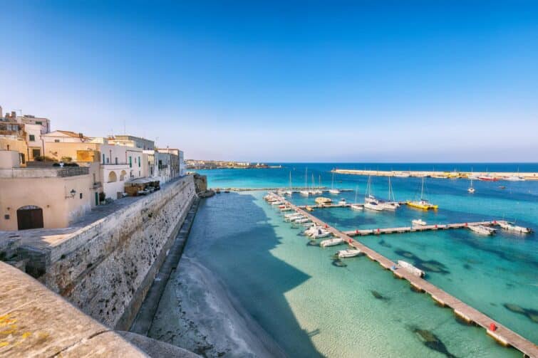 Les murs et le petit port d'Otranto