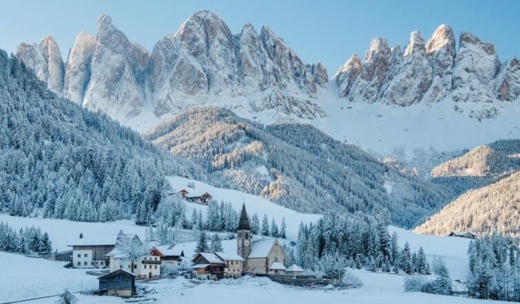 Les paysages enneigés des Dolomites, lieu du Swing on Snow festival en Italie