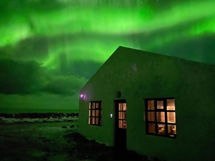 L'hôtel Deplar Farm sous les aurores boréales en Islande
