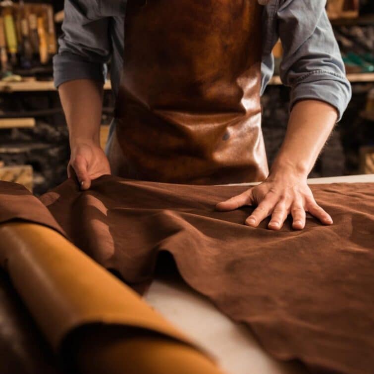 Maroquinier travaillant le cuir de Graulhet, Occitanie, France