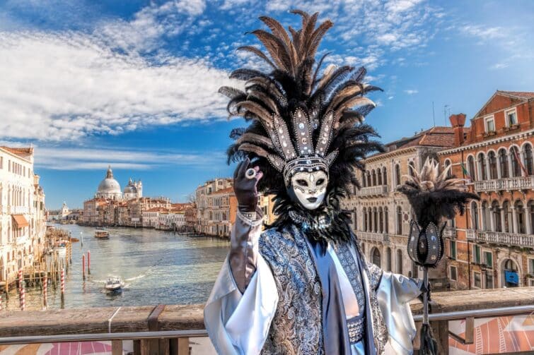 Masques de carnaval colorés lors d'un festival traditionnel à Venise, Italie
