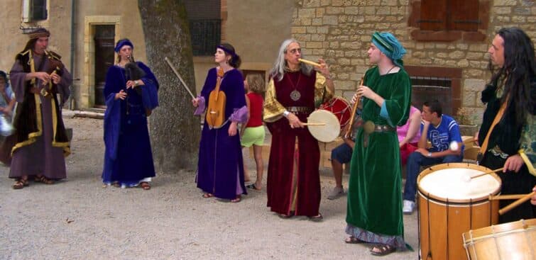 Musiciens en costume médiéval au Festival du Grand fauconnier à Cordes-sur-Ciel