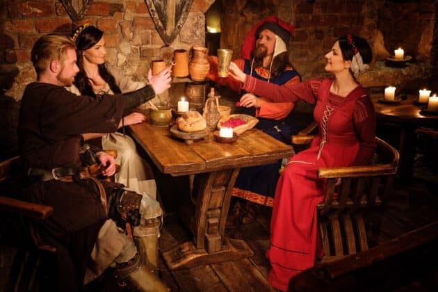 Personnes trinquant avec une boisson médiévale