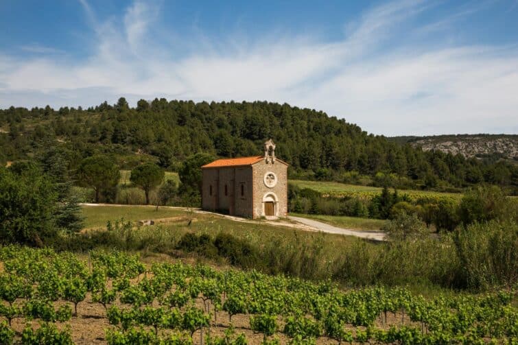 Petite église et vignobles à Corbières, Occitanie, France
