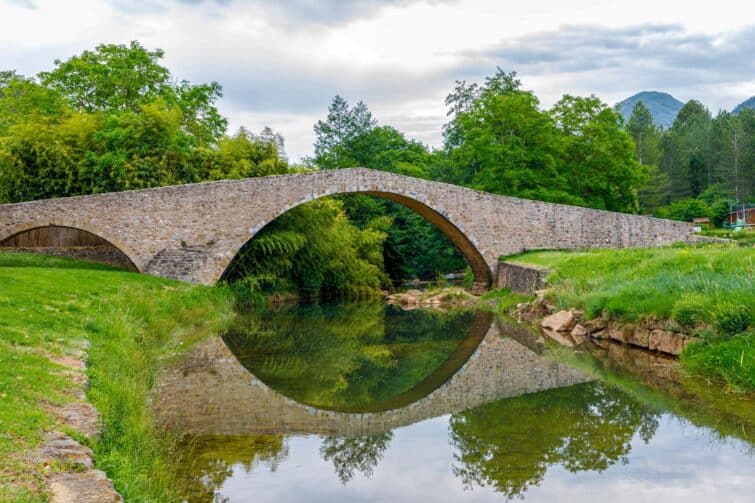 Pont médiéval dans la forêt de Rialsesse, Occitanie