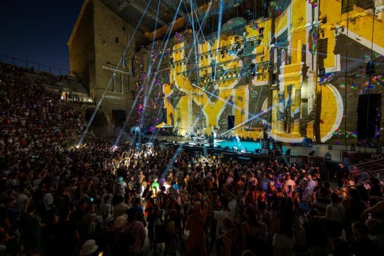Positiv festival à Orange, projection sur les murs du théâtre antique