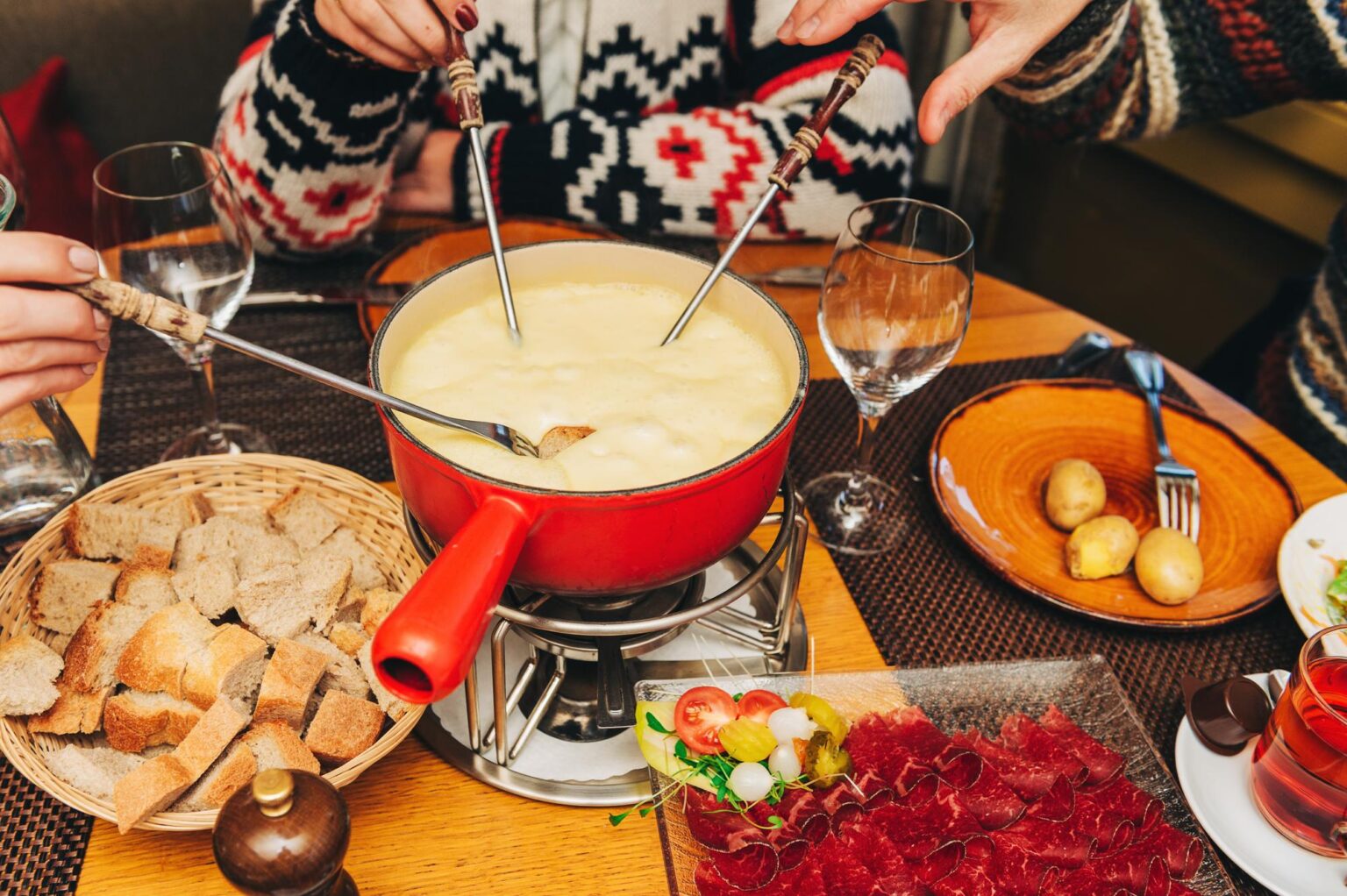 Les 5 meilleurs endroits où manger une fondue ou raclette dans les Alpes
