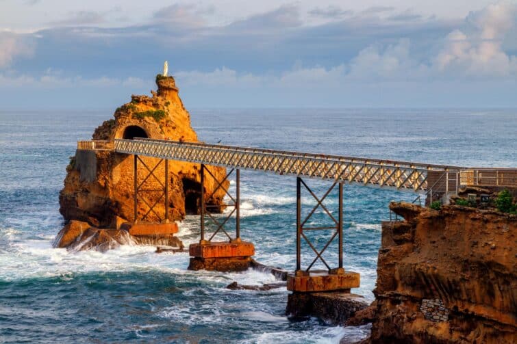 Rocher de la Vierge et son pont à Biarritz