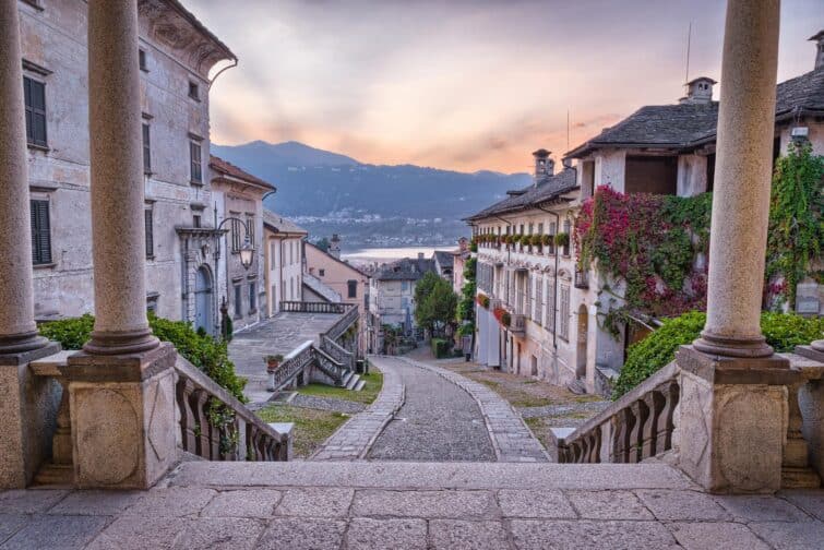 Rue historique dans le village d'Orta San Giulio