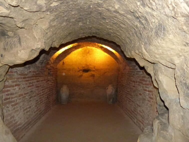 Salle du souterrain médiéval du Castela à Saint-Sulpice