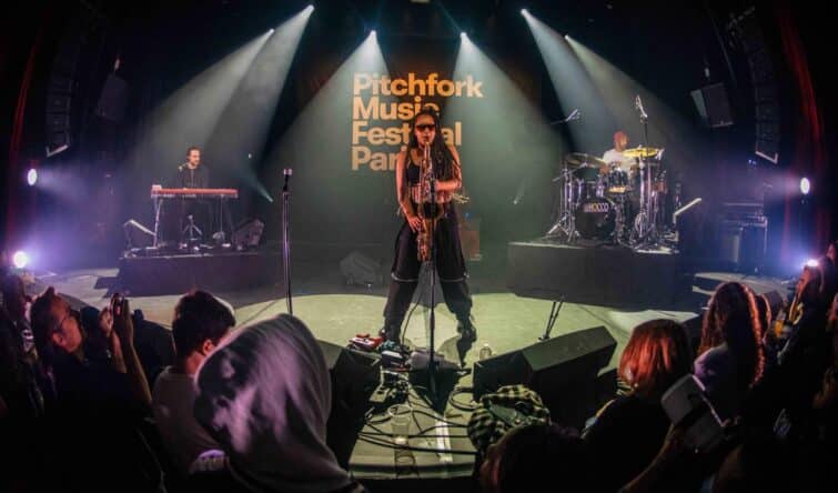 Saxophoniste sur une scène du Pitchfork Music Festival à Paris
