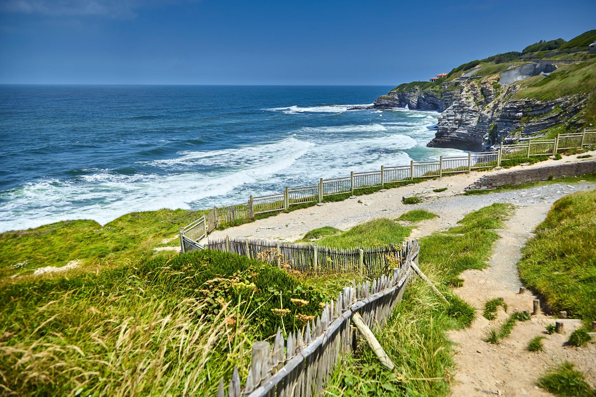 Sentier du littoral sur la côte basque, France