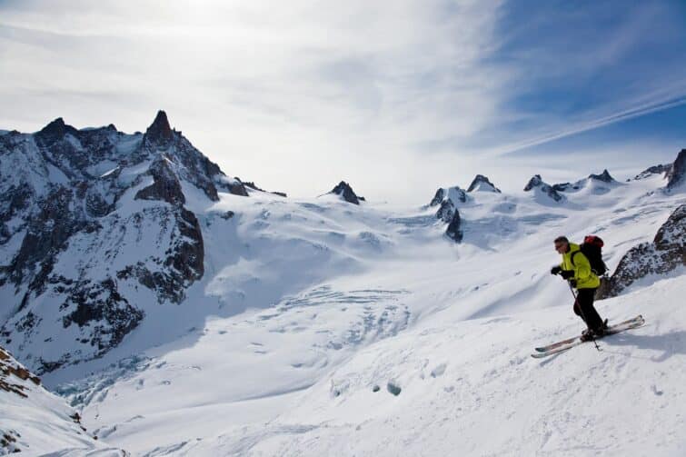 Skieur faisant du hors-pistes dans les Alpes à Chamonix Mont-Blanc