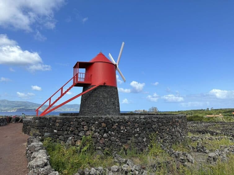 Un moulin sur le chemin de la randonnée sur l'île de Pico aux Açores