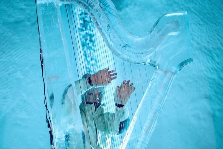 Une harpe en glace au Ice Music Festival en Norvège