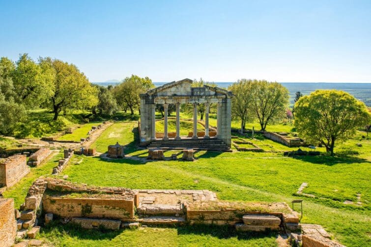 Vestiges d'un temple dans l'ancienne cité Apollonia