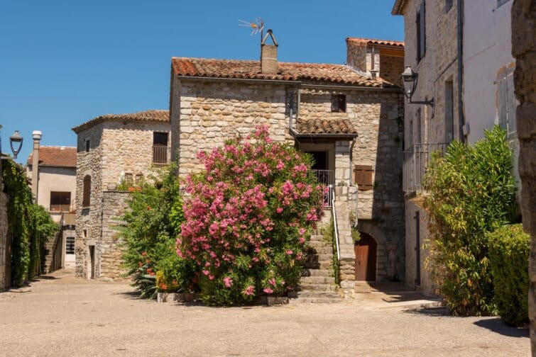 Village médiéval de Ruoms avec ses maisons en pierre, Ardèche, France
