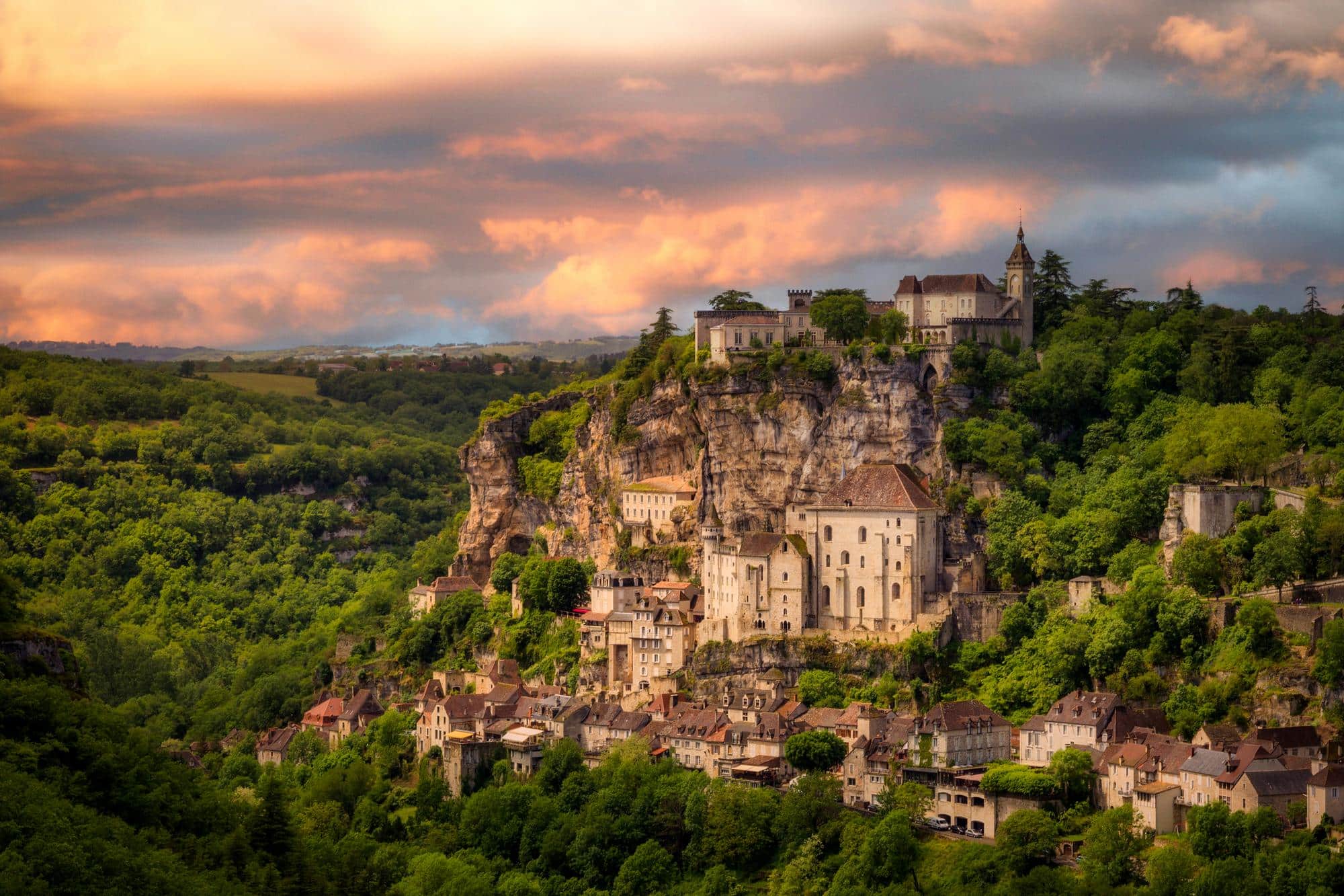 Village perché de Rocamadour sur la falaise en Occitanie au coucher de soleil