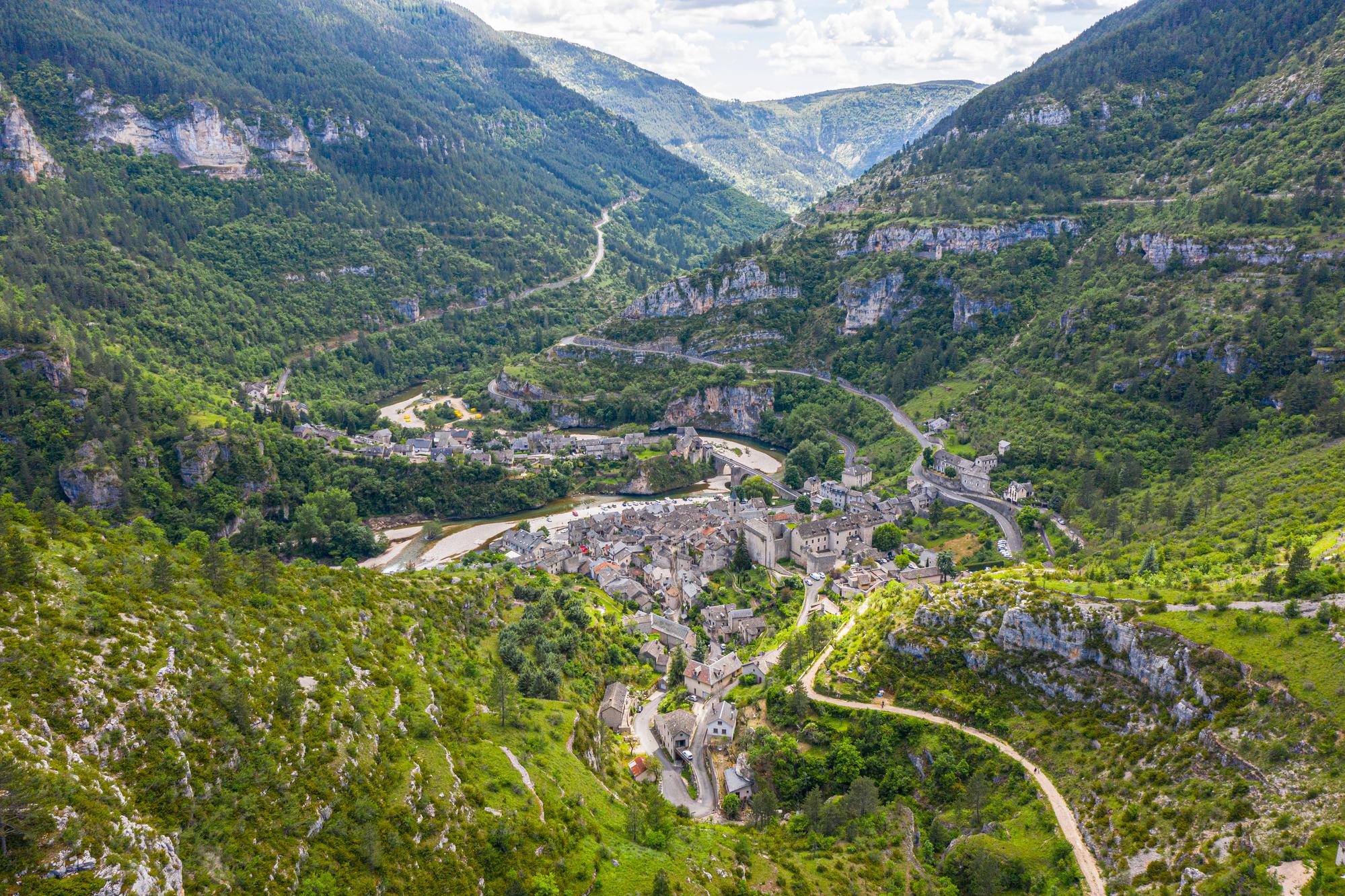 Vue aérienne de Sainte-Enimie au creux des montagnes