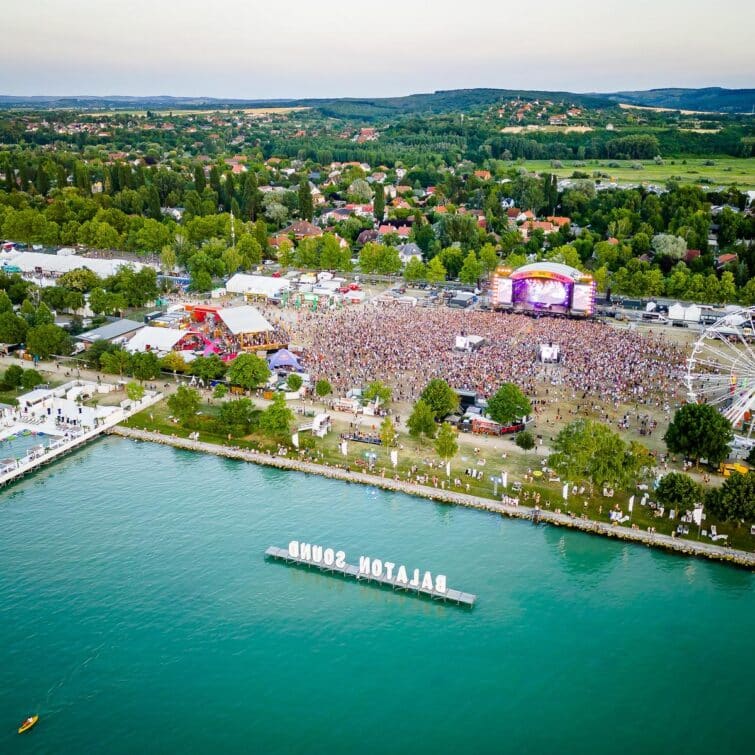 Vue du lac et du festival Balaton Sound, Hongrie