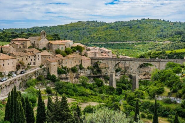 Vue sur le village médiéval de Minerve et son pot au-dessus de la vallée