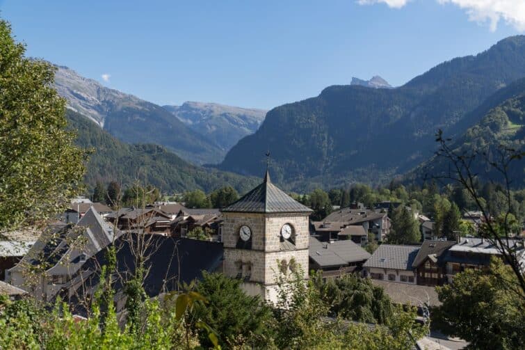 Vue sur les toits et l'église de Samoëns, Haute-Savoie, France