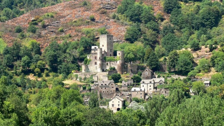 château et village de Belcastel en Aveyron