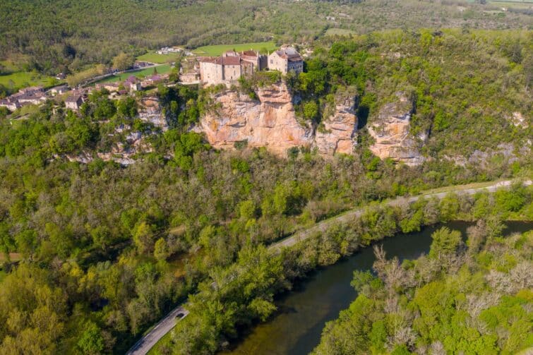 châteaux de Bruniquel surplombant gorges Aveyron