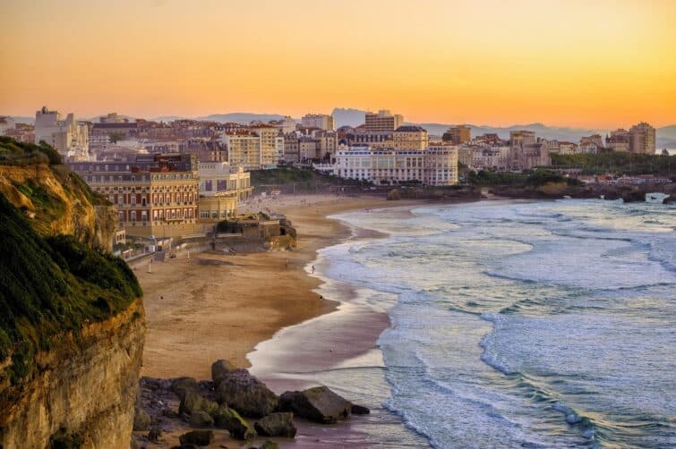 grande plage de Biarritz au coucher de soleil
