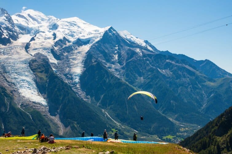 Activité estivale de parapente dans les Alpes