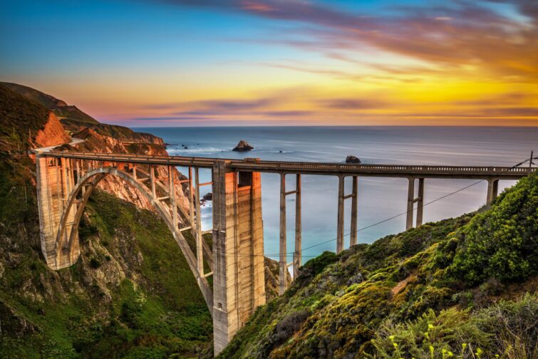 Bixby Bridge sur la Pacific Coast Highway au coucher du soleil, Californie, États-Unis