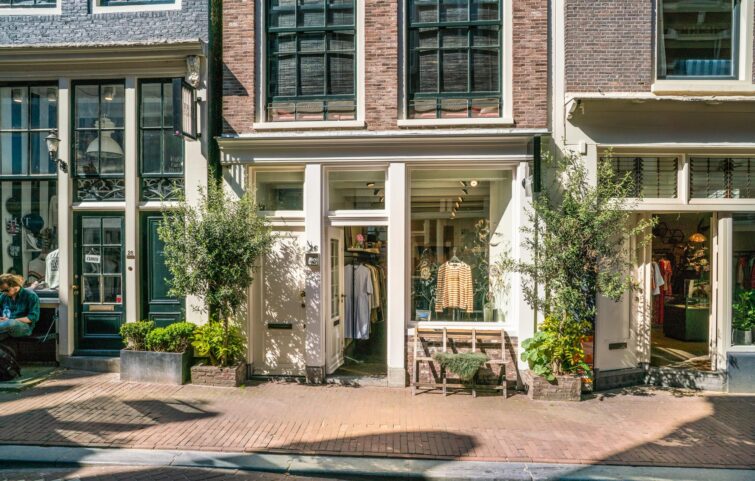 Boutique de mode dans l'une des neuf petites rues du centre-ville d'Amsterdam