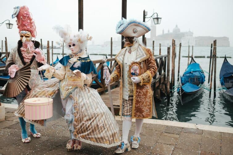 Costumes Carnaval de Venise devant le canal