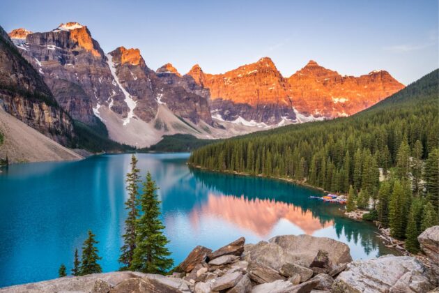 Coucher de soleil au lac Moraine, Canada