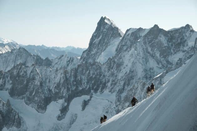 Des grimpeurs sur une pente enneigée du massif du Mont-Blanc à Chamonix