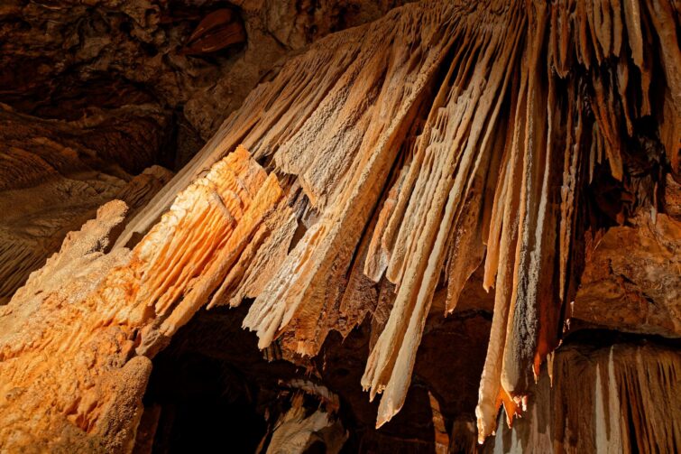D'impressionnants stalactites dans l'aven d'Orgnac, une grotte des Cévennes
