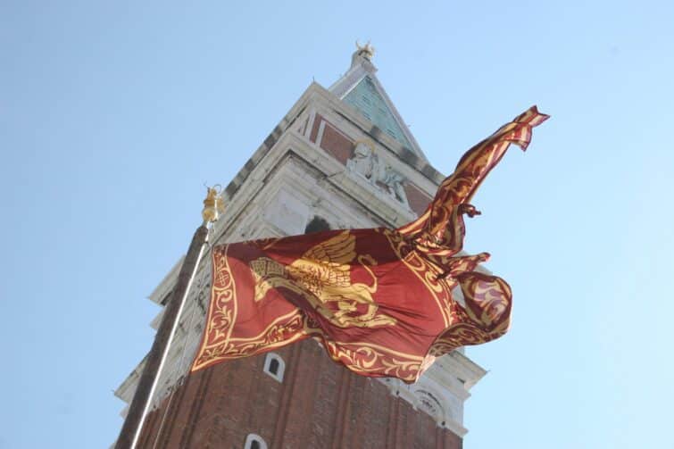 Drapeau de Venise devant le Campanile Saint-Marc