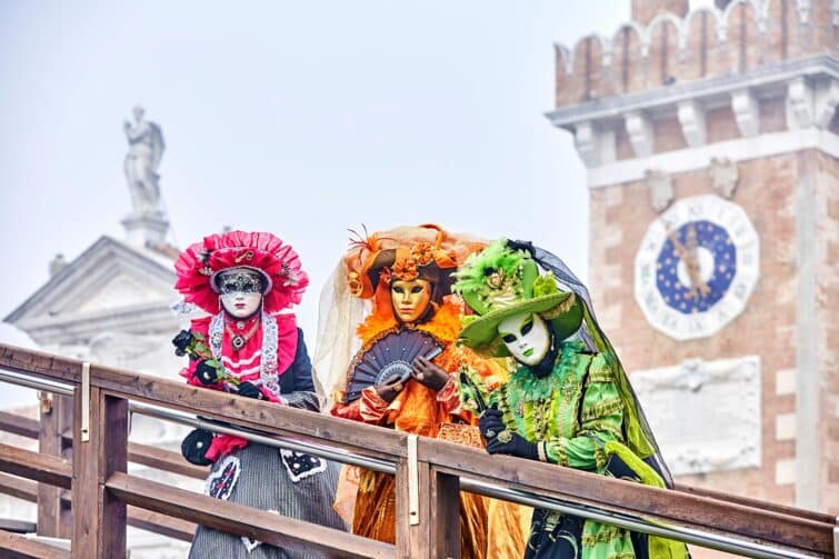 Femmes costumées dans les rues de Venise