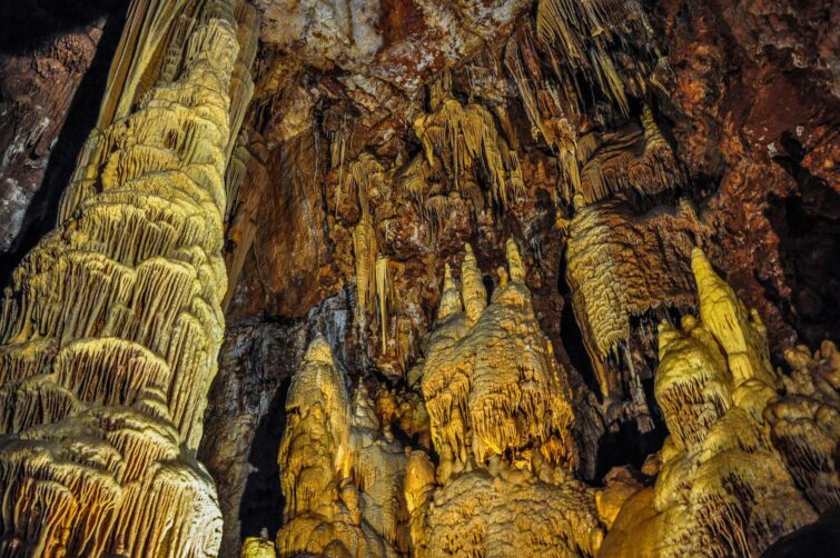 La grotte de Dargilan et ses impressionnantes formations rocheuses dans les Cévennes