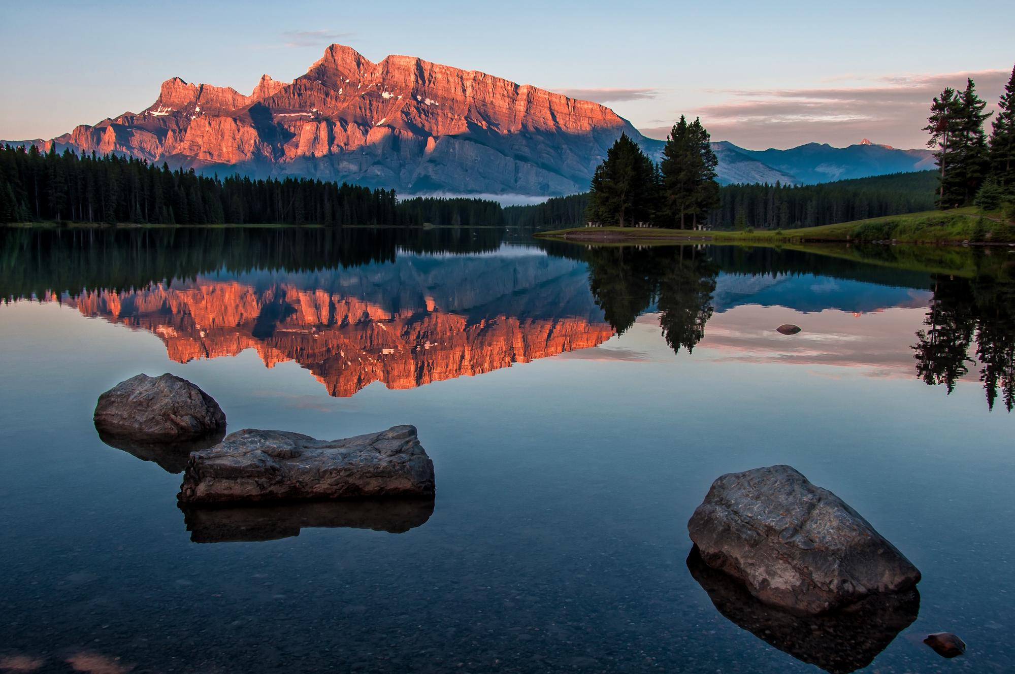 Lac Minnewanka au parc national de Banff, Canada