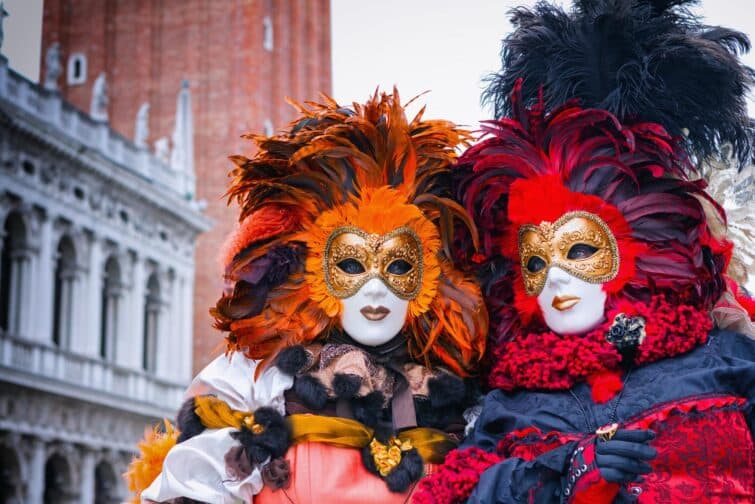 Personnes en costume au Carnaval de Venise