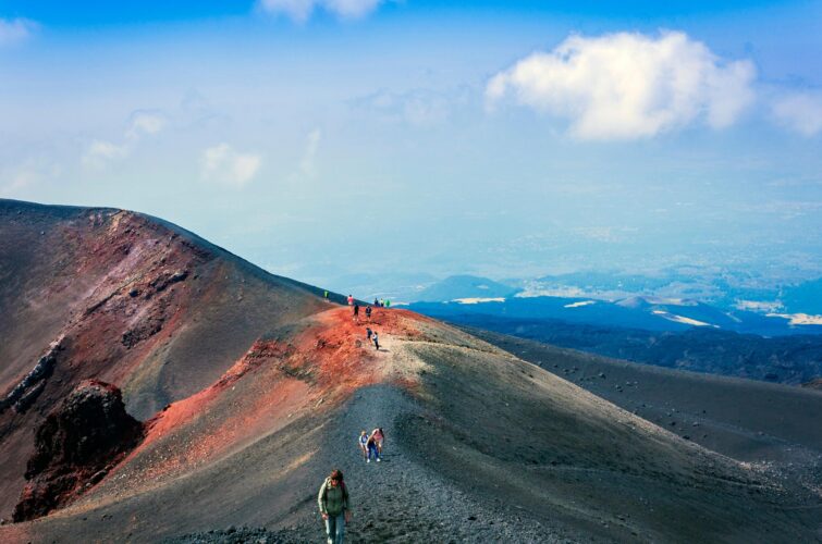 Randonneurs au sommet de l'Etna