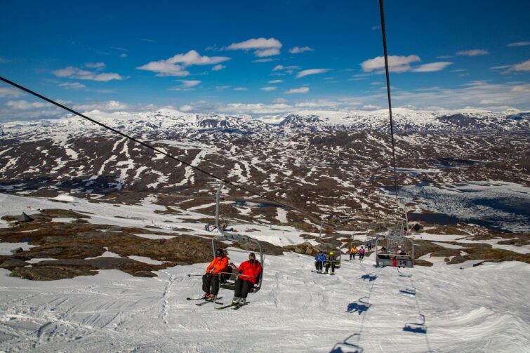 Ski sur les montagnes de Laponie à Kiruna
