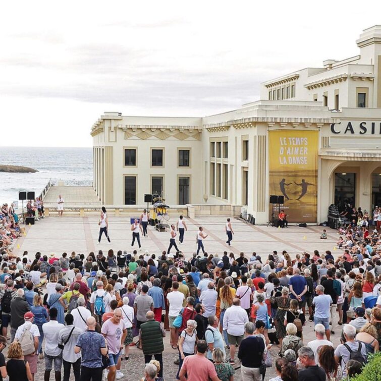 Spectacle de danse devant le casino de Biarritz