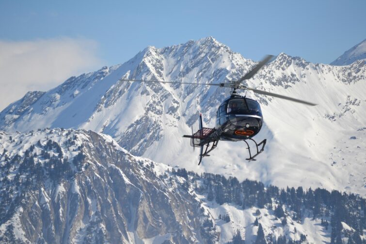 Survol des montagnes en hélicoptère