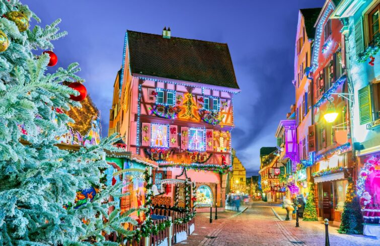 Village de Colmar illuminé à Noël en France