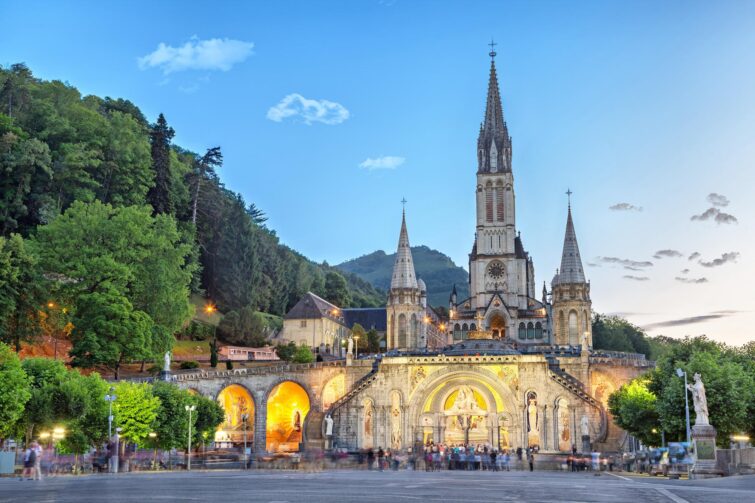 Basilique du Rosaire le soir, Lourdes, Hautes-Pyrénées, France
