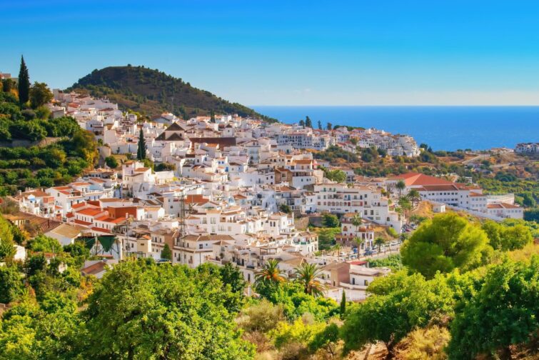 Belle vue aérienne sur le célèbre village espagnol de Frigiliana, Andalousie, Espagne